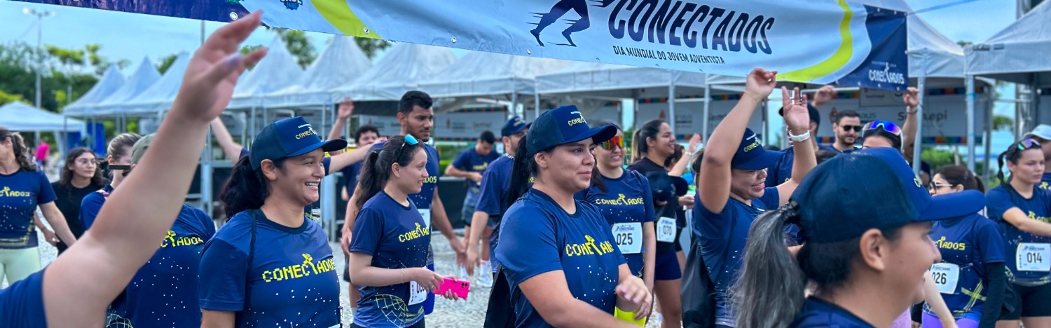 Grupo de jovens reunidos antes da corrida