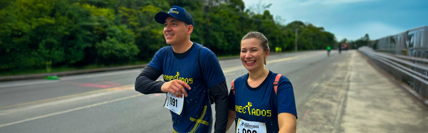 Jovens comemorando após a chegada